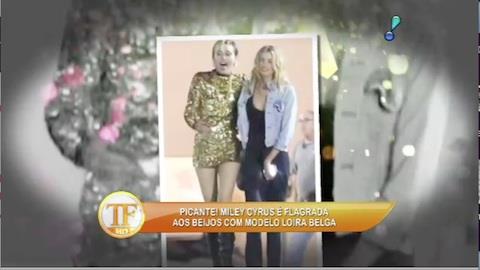 Miley Cyrus  flagrada aos beijos com a modelo Stella Maxwell