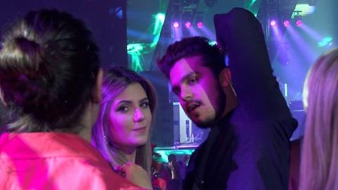 Luan Santana reata com Jade Magalhes e curte show agarrado com ela