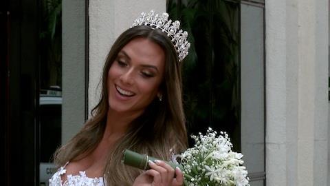 Nicole Bahls se veste de noiva e 'xaveca' Marcelo Bimbi: 'que moreno lindo'