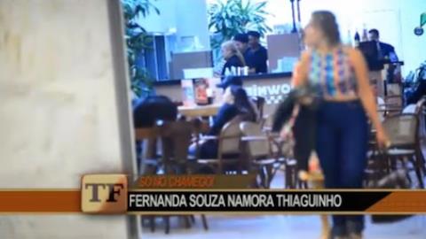 Fernanda Souza e Thiaguinho namoram muito em aeroporto