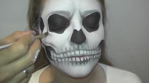 Aprenda a fazer maquiagem de caveira para comemorar o Halloween
