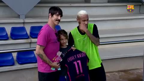 Vocalista do Red Hot Chili Peppers visita Neymar em treino do Barcelona