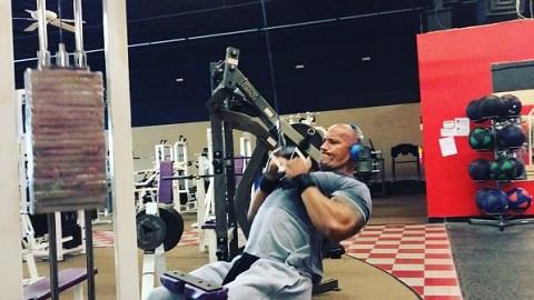 Dwayne 'The Rock' Johnson mostra coxas supermusculosas na academia - Quem