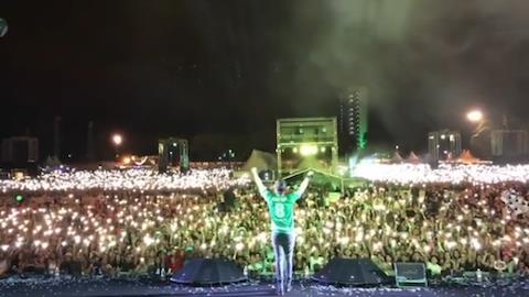 Luan Santana faz homenagem e usa camisa da Chapecoense em show