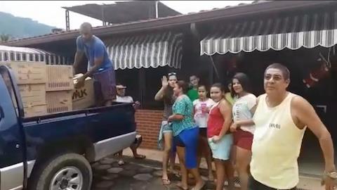 Zeca Pagodinho distribui presentes de Natal para crian�as em Xer�m