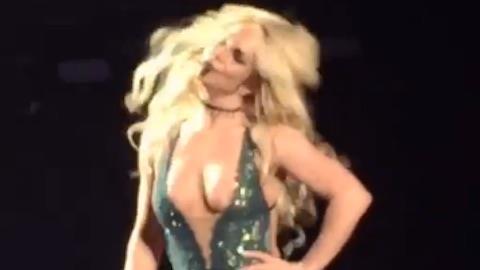 Escapou! Britney Spears se empolga e deixa seio  mostra durante show