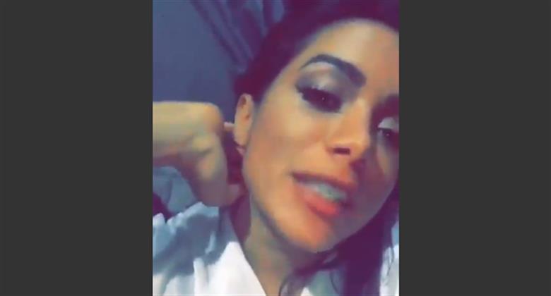 Anitta esquece letra de msica em show aps frias