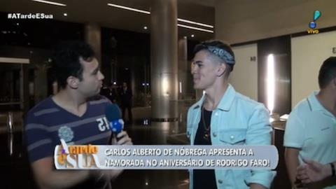 Cantor Biel deixa jornalista 'no vcuo' em festa de Rodrigo Faro
