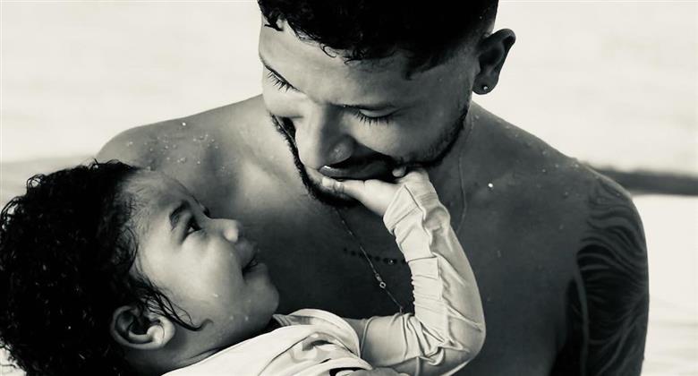 "Minha culpa": Ex de Iza, Yuri Lima chora ao falar de distância da filha e admite erro