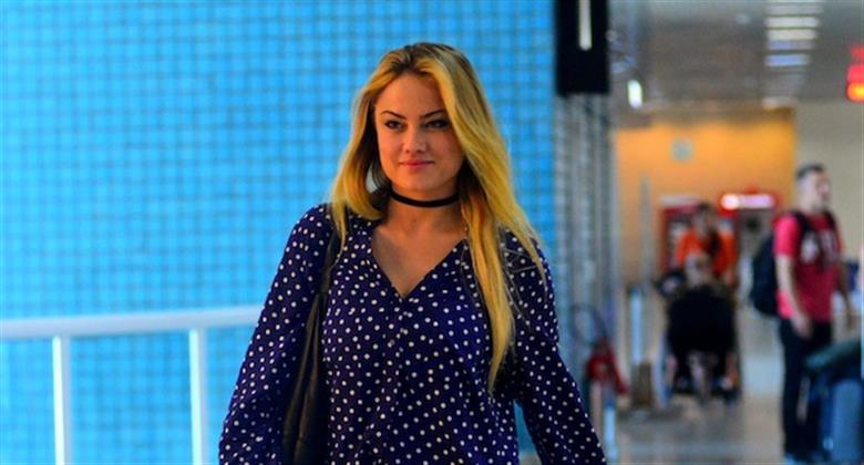 Ellen Rocche aposenta o ruivo e surge com novo visual RedeTV!