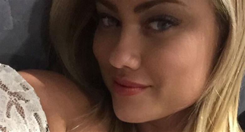 Musa Ellen Rocche Ellen Rocche posa com decotão caprichado em bastidores de novela RedeTV!
