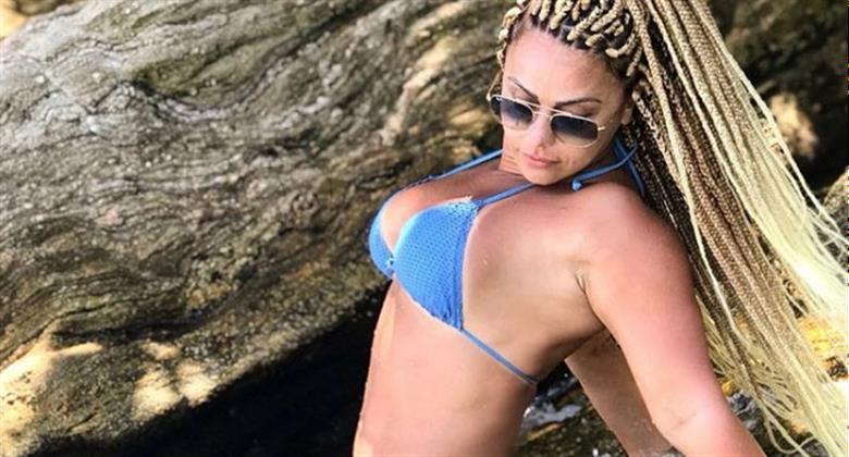 viviane araújo exibe novo visual com trancinhas e curte praia de fio