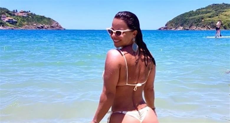 Viviane Araujo Posa De Biquini E Bumbum Gigante Chama Atencao Sbt Images 