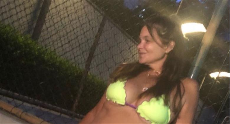 aos 55 anos cristiana oliveira exibe corpo enxuto em foto de biquíni