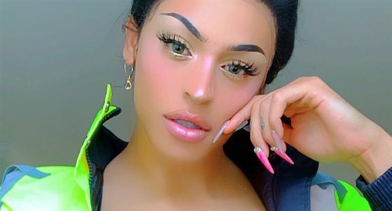 Pabllo Vittar Posa Com Top Decotadssimo E Exibe Seios De Silicon