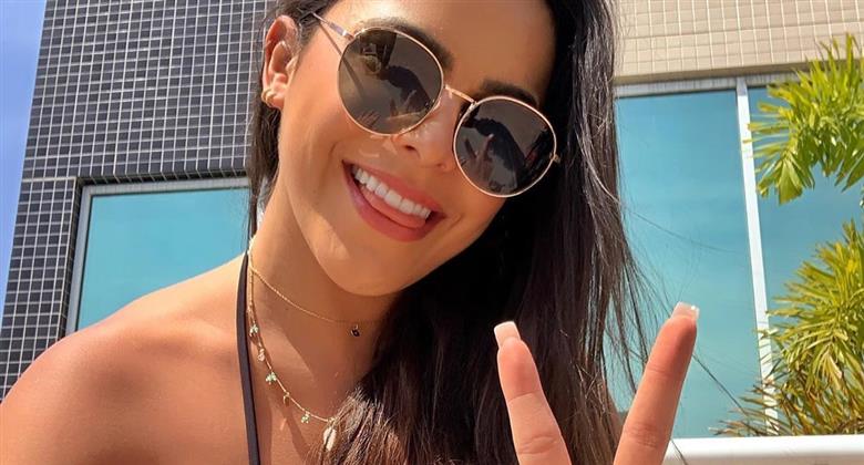 Emilly Araújo aproveita sol em São Paulo e posa de biquíni RedeTV