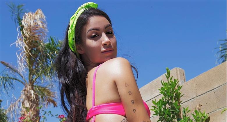 Bianca Andrade Posa Com Biquíni Fio Dental E Mostra Tatuagem No Bumbumbom Demais Redetv