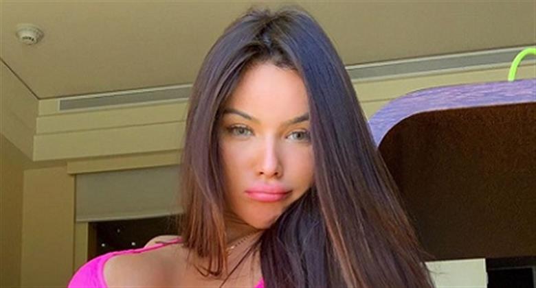 Bianca Anchieta exibe "detalhe" no seio ao posar de biquíni: "Desculpa