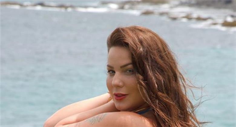 Ex BBB Maria Cláudia exibe bumbum ao relembrar foto de biquíni Saudades praia RedeTV