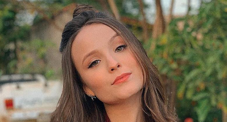 Larissa Manoela Posa De Top Decotado E Mostra Novo Hobby Durante Quarentena RedeTV