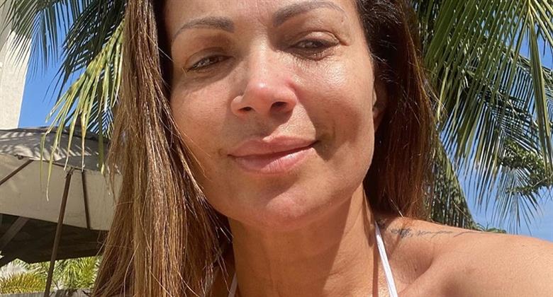 Aos 45 anos, Solange Almeida mostra boa forma ao renovar bronzeado de