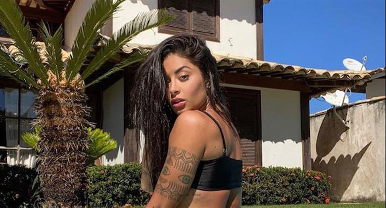 De biquíni fio dental Aline Riscado ostenta bumbum imenso à beira da