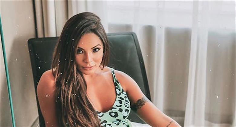 Carol Nakamura sensualiza com maiô cavado e exibe coxas torneadas Surra de beleza RedeTV