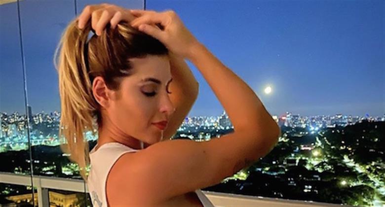 Ana Paula Minerato sensualiza ao posar com regata e deixa pernões à mostra RedeTV