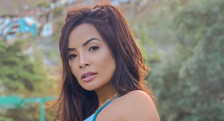 Aos anos Carol Nakamura sensualiza ao posar de biquíni e deixar curvas à mostra RedeTV