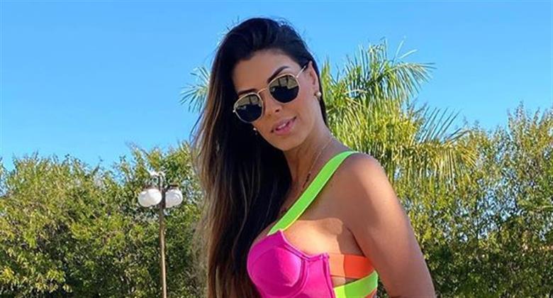 Ex BBB Ivy Moraes exibe bumbum avantajado em clique de maiô na beira de piscina RedeTV