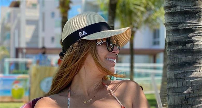 Solange Almeida Exibe Boa Forma Em Fotos De Biqu Ni E Celebra O M S