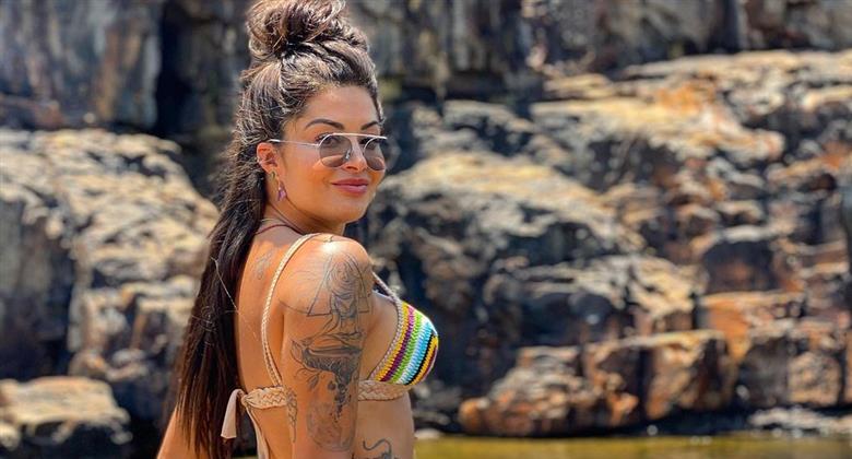 De biquíni, Aline Riscado se refresca em cachoeira e deixa curvas à