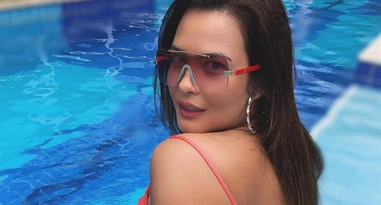 De biquíni Geisy Arruda exibe tatuagem no bumbum em fotos na piscina e gera comentários RedeTV