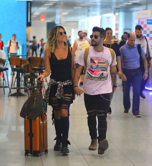 De cabelo novo, Bruno Gagliasso exibe óculos estiloso em aeroporto - Quem