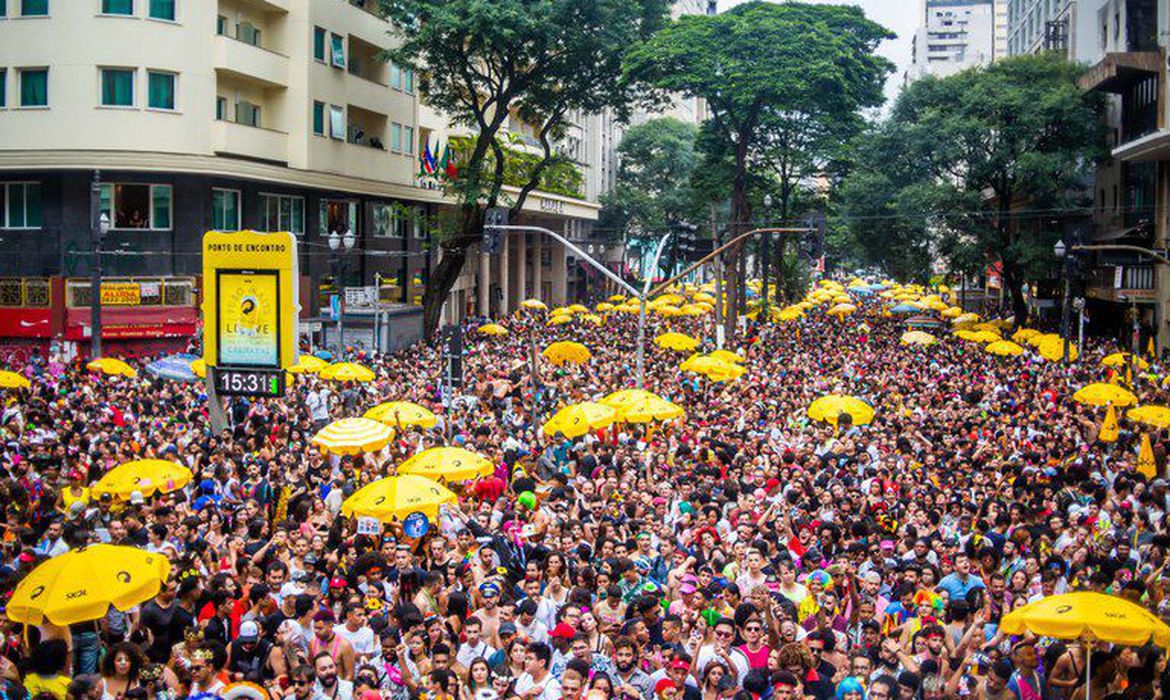 Prefeitura de SP cancela carnaval de rua, mas mantém desfile no