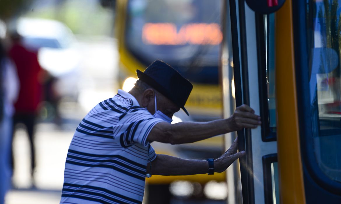 Transporte Público Grátis para Idosos de 60 a 64 Anos