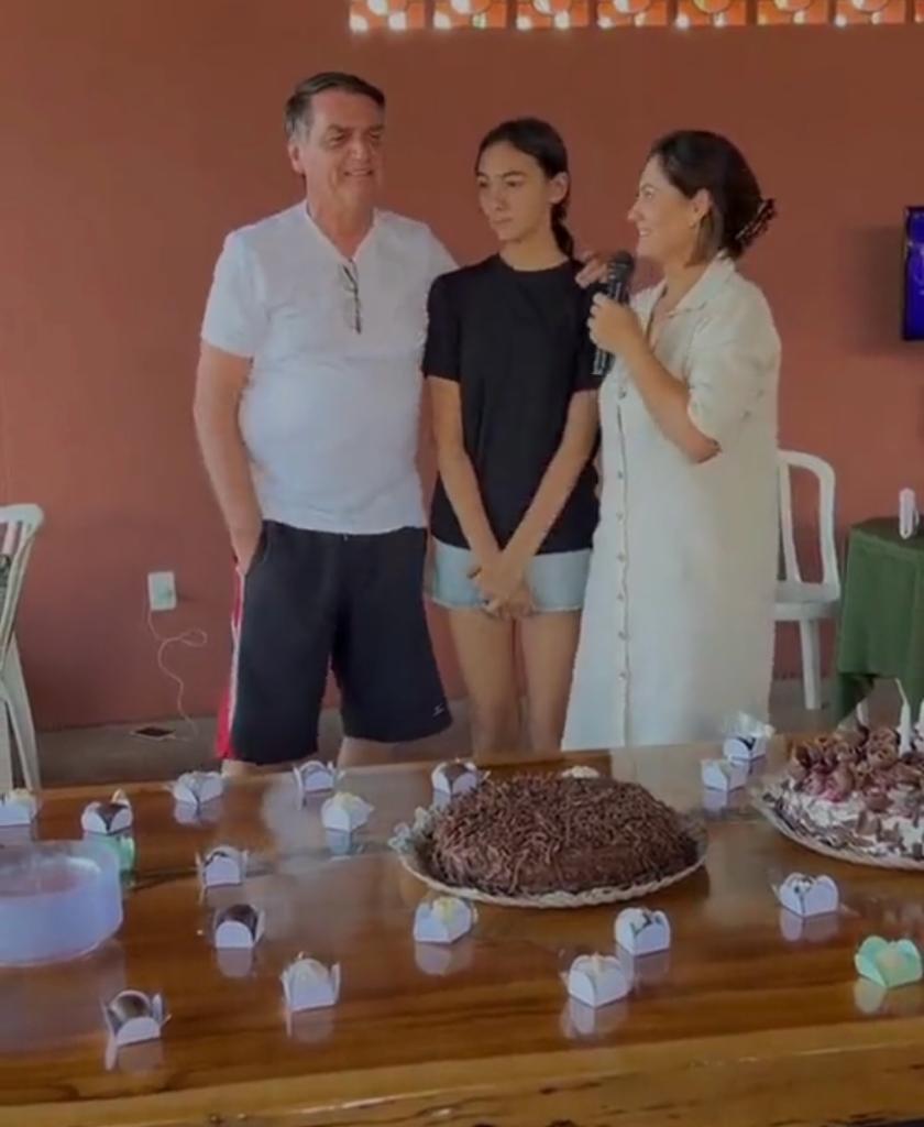 POPTime on X: Laura Bolsonaro comemora seu aniversário de 14 anos ao lado  dos seus pais, Jair Bolsonaro e Michelle Bolsonaro.   / X