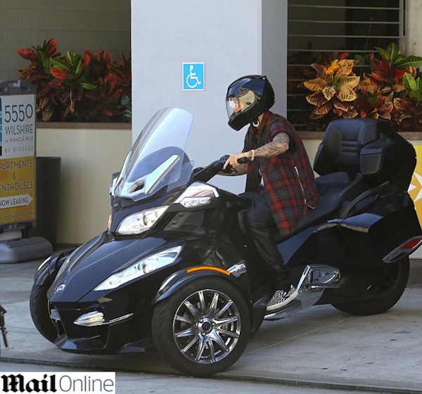 Justin Bieber anda com 'supermoto' em Los Angeles RedeTV!