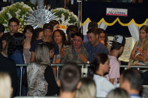 Familiares e amigos se despedem de Cristiano Araújo - ÉPOCA