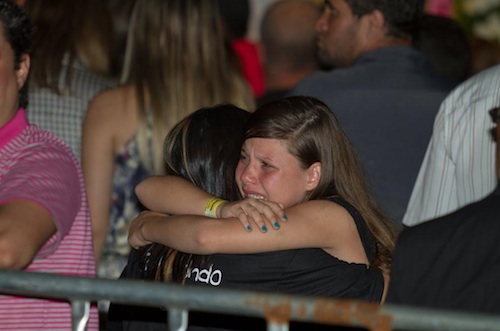 Emocionados, familiares, fãs e amigos de Cristiano Araújo se