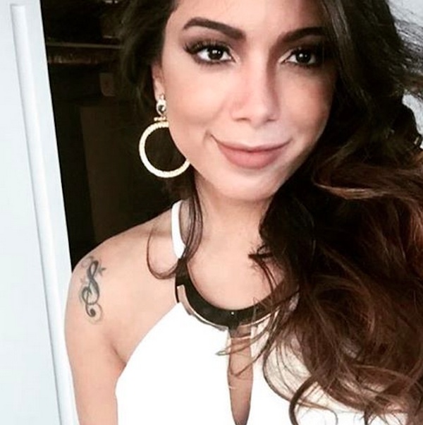 Anitta posta foto e fãs desconfiam de cirurgia plástica