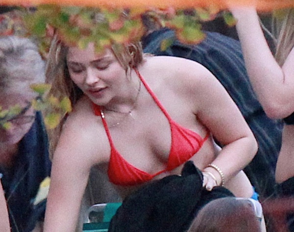 VIZINHOS 2  Site de fãs de Chloe Grace Moretz publica fotos