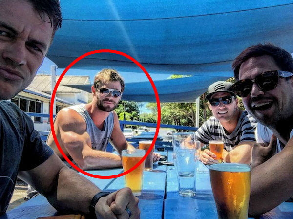 MidiaNews  Depois de aparecer mais magro, Chris Hemsworth volta a