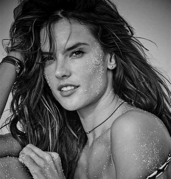 Alessandra Ambrosio posa descabelada e suja de areia ...