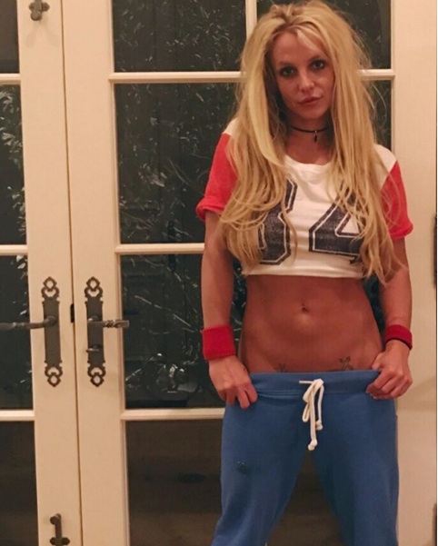 Britney Spears abaixa calça e deixa tatuagem secreta aparecer RedeTV!