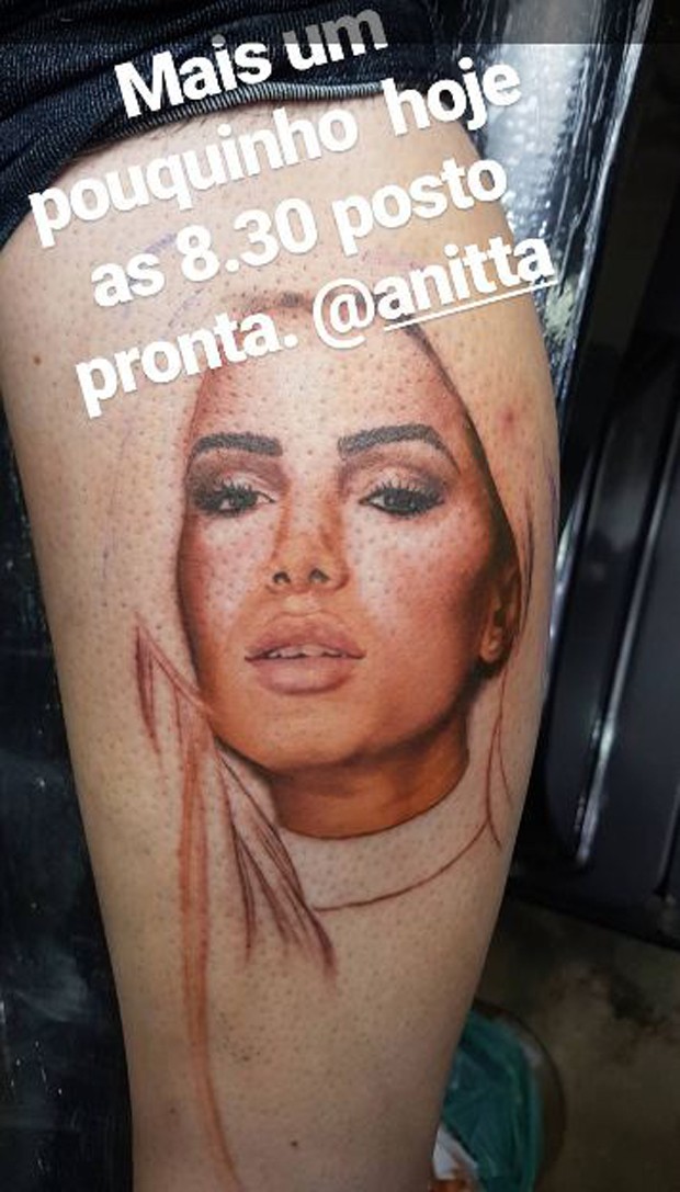 Tatuador mostra resultado de tattoo realista de Anitta