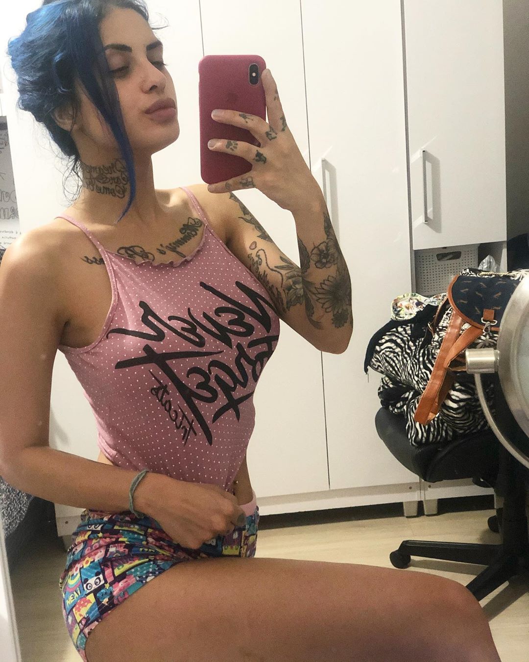 De Shorts Curtinho Tati Zaqui Sensualiza Ao Fazer Selfie No Espelho E