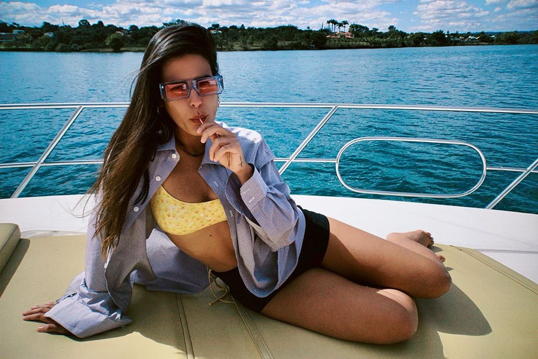 Filha de Glória Pires, Antônia Morais posa de biquíni em barco luxuoso e fã elogia: 