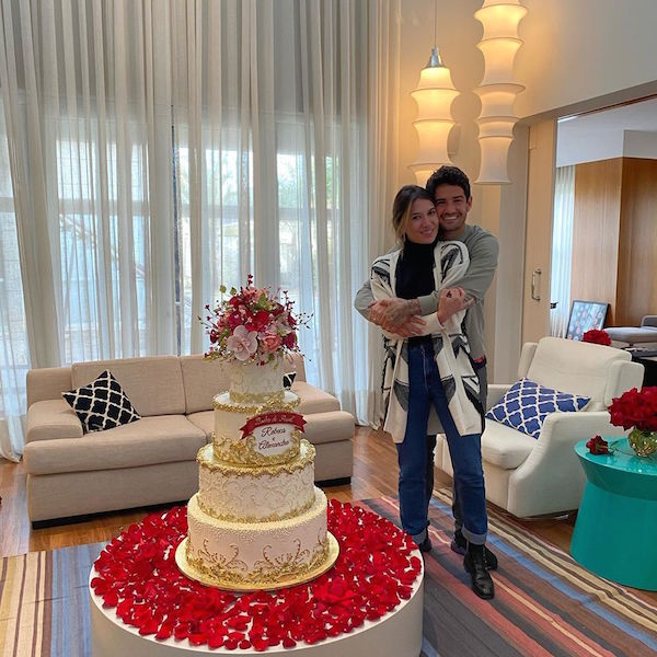 Com bolo gigante, Rebeca Abravanel e Alexandre Pato comemoram bodas de papel