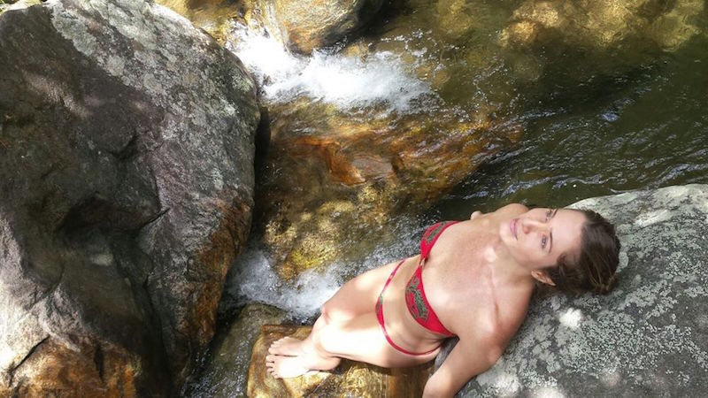 Aos 47 anos, Letícia Spiller posa de biquíni e ostenta curvas em cachoeira